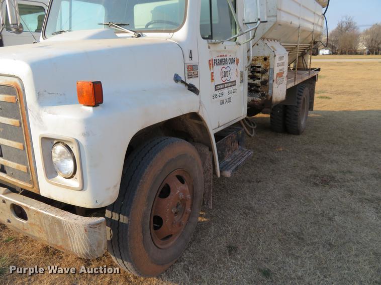 image for item DC0808 1985 International S1600 feed truck