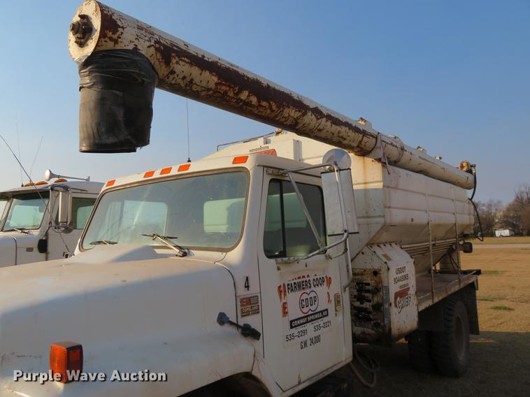 image for item DC0808 1985 International S1600 feed truck