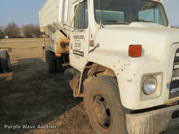 image for item DC0808 1985 International S1600 feed truck