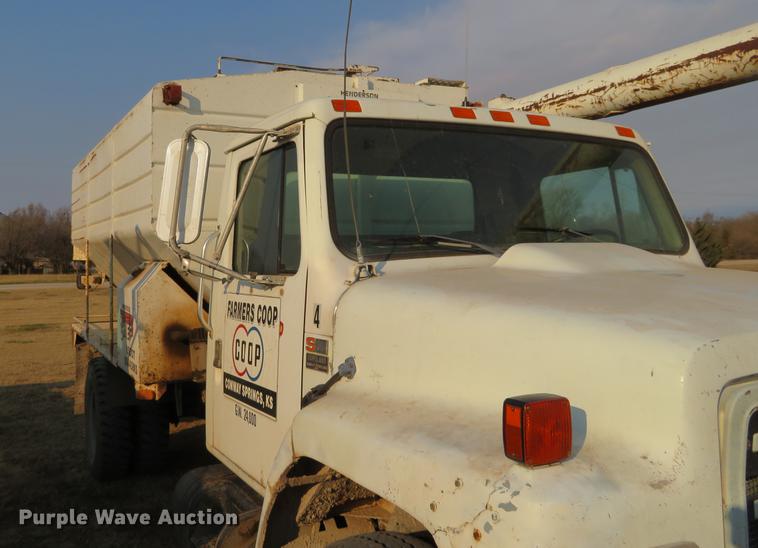 image for item DC0808 1985 International S1600 feed truck