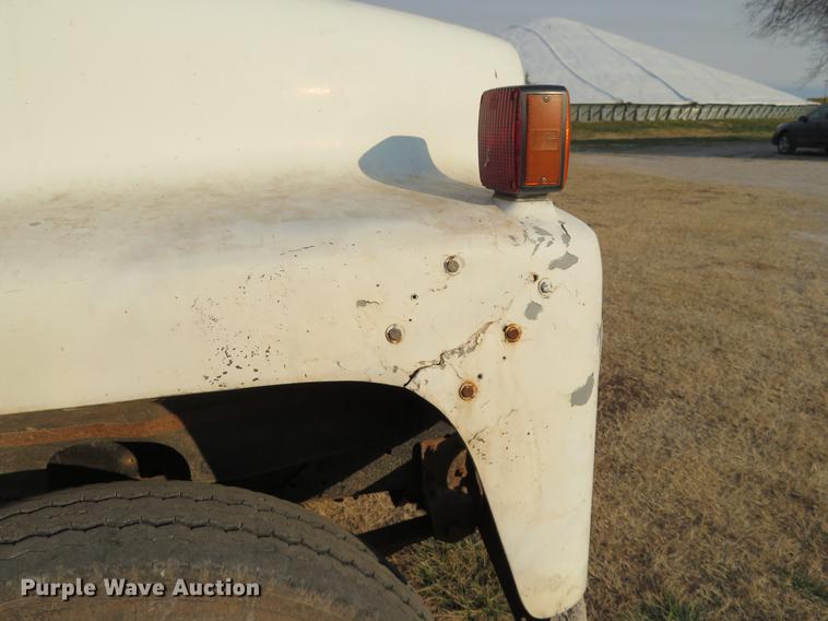 image for item DC0808 1985 International S1600 feed truck