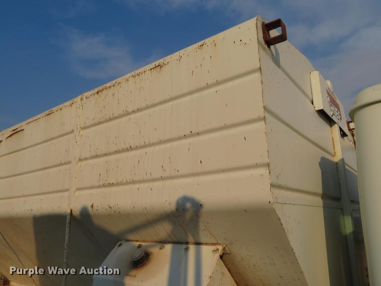 image for item DC0808 1985 International S1600 feed truck