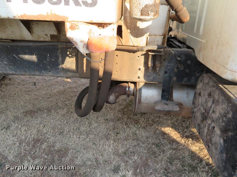 image for item DC0808 1985 International S1600 feed truck