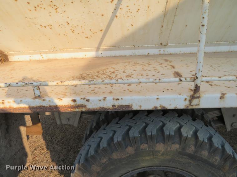 image for item DC0808 1985 International S1600 feed truck