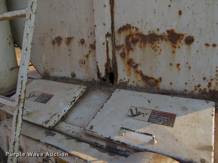 image for item DC0808 1985 International S1600 feed truck