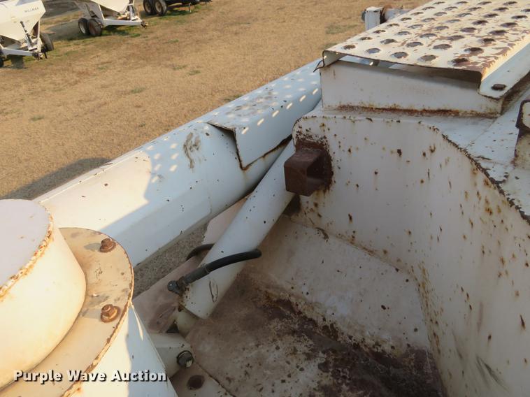 image for item DC0808 1985 International S1600 feed truck