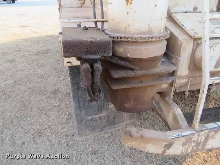 image for item DC0808 1985 International S1600 feed truck