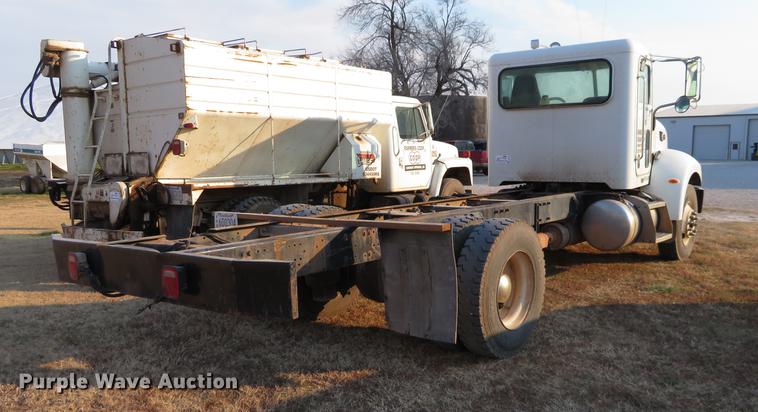 image for item DC0809 2008 Peterbilt 335 truck cab and chassis