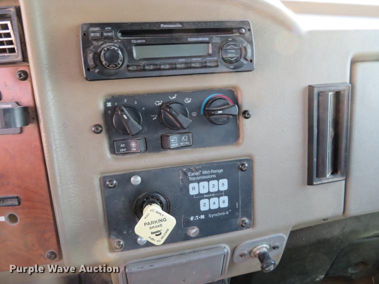 image for item DC0809 2008 Peterbilt 335 truck cab and chassis