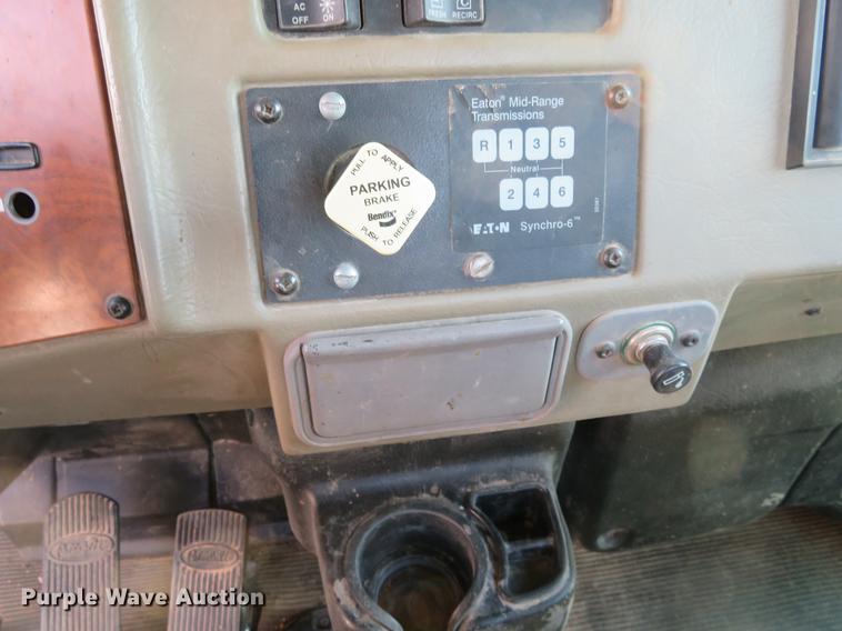 image for item DC0809 2008 Peterbilt 335 truck cab and chassis