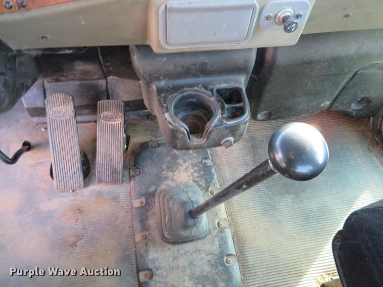 image for item DC0809 2008 Peterbilt 335 truck cab and chassis