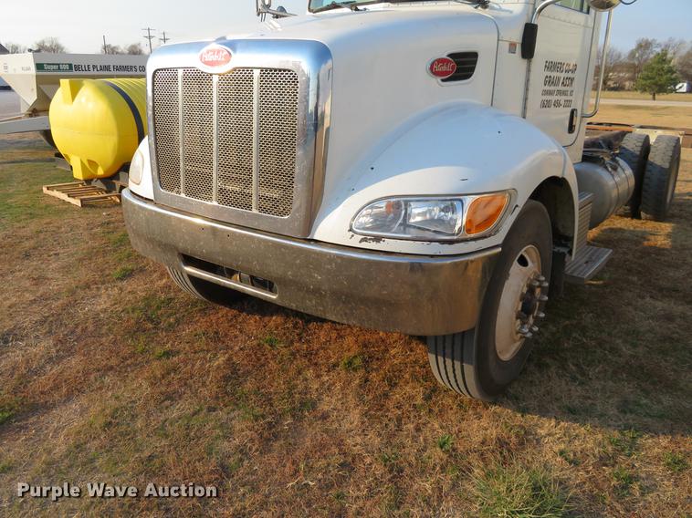 image for item DC0809 2008 Peterbilt 335 truck cab and chassis