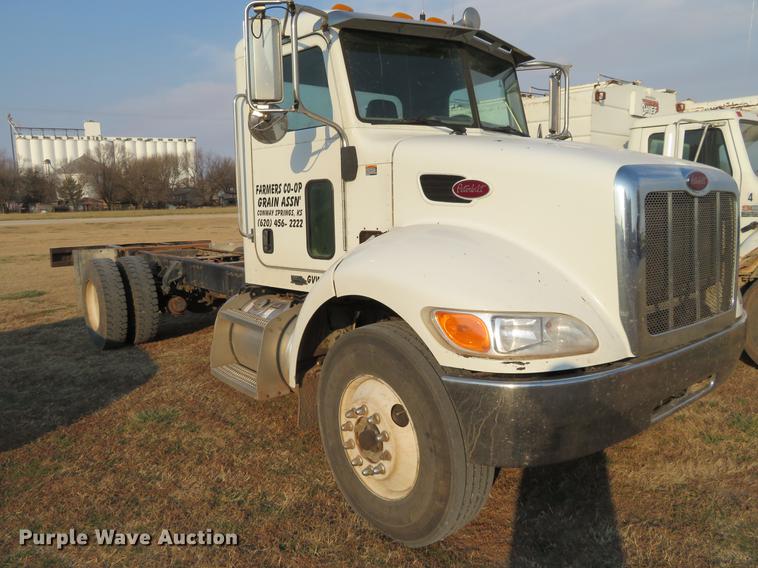 image for item DC0809 2008 Peterbilt 335 truck cab and chassis