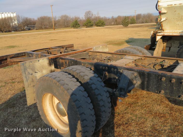 image for item DC0809 2008 Peterbilt 335 truck cab and chassis