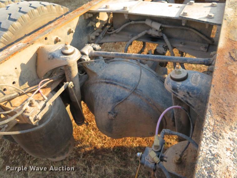 image for item DC0809 2008 Peterbilt 335 truck cab and chassis