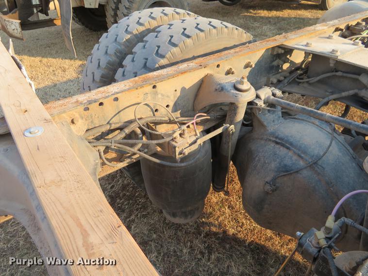 image for item DC0809 2008 Peterbilt 335 truck cab and chassis