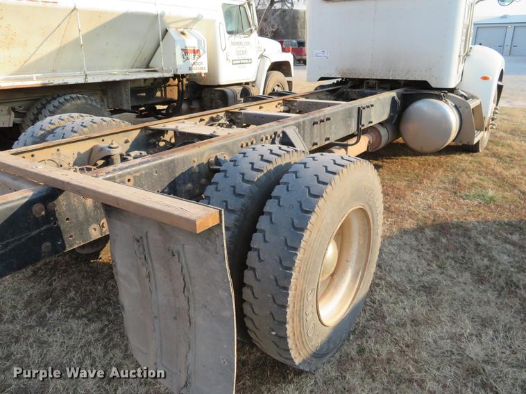 image for item DC0809 2008 Peterbilt 335 truck cab and chassis