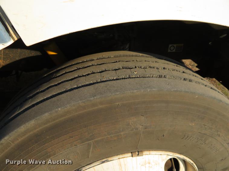 image for item DC0809 2008 Peterbilt 335 truck cab and chassis