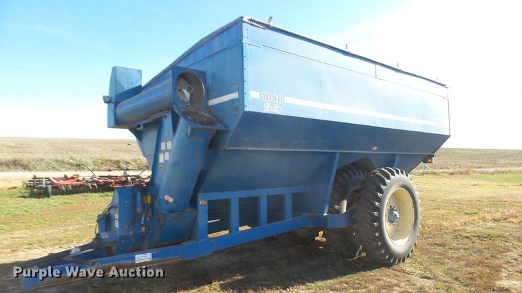 image for item DC1929 Kinze 1040 AW row crop grain cart