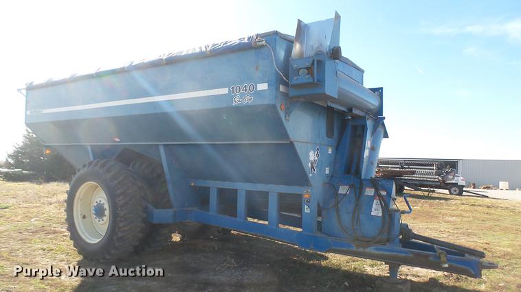 image for item DC1929 Kinze 1040 AW row crop grain cart