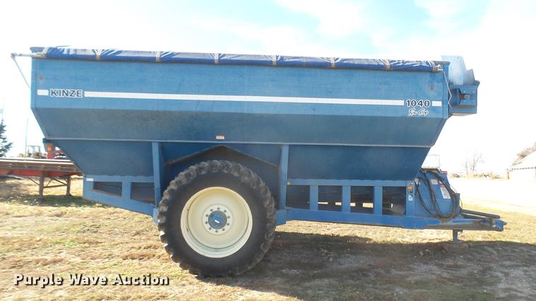 image for item DC1929 Kinze 1040 AW row crop grain cart