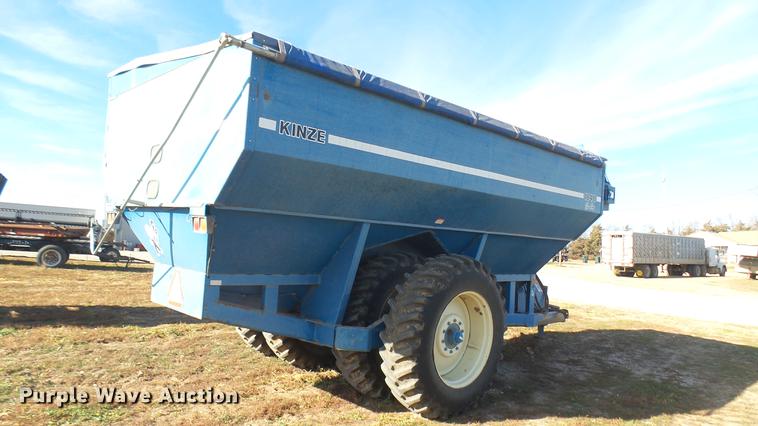 image for item DC1929 Kinze 1040 AW row crop grain cart
