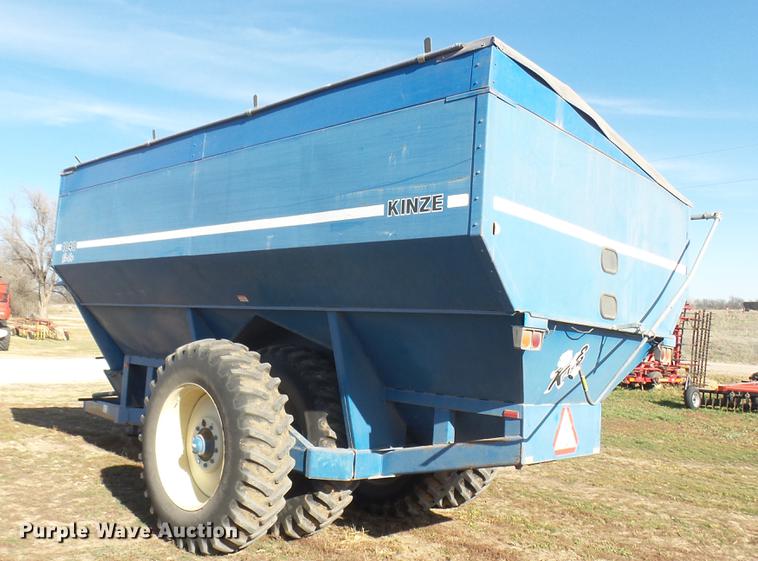 image for item DC1929 Kinze 1040 AW row crop grain cart