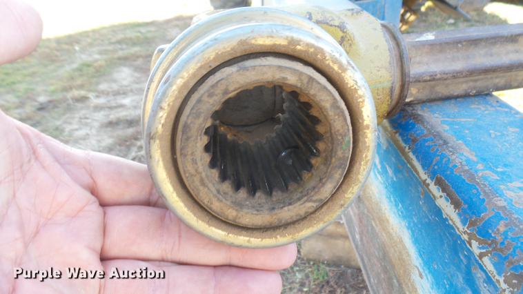 image for item DC1929 Kinze 1040 AW row crop grain cart