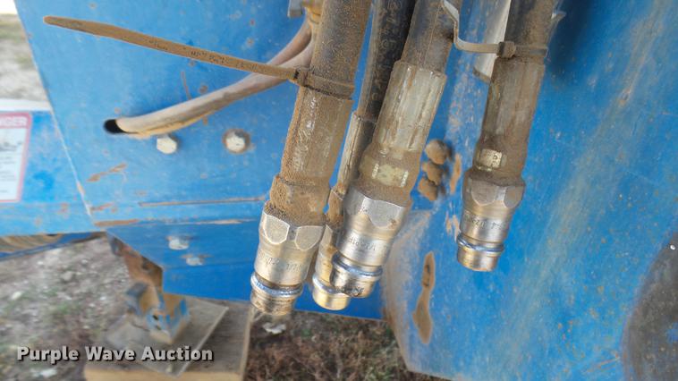 image for item DC1929 Kinze 1040 AW row crop grain cart