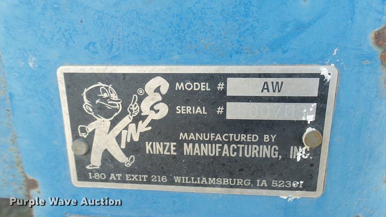 image for item DC1929 Kinze 1040 AW row crop grain cart