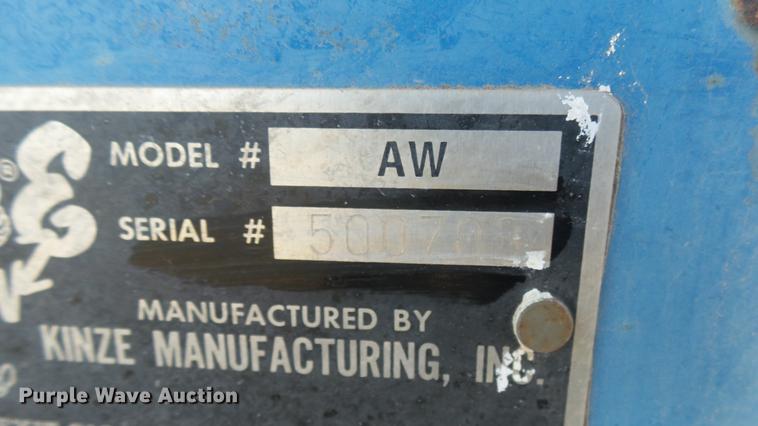 image for item DC1929 Kinze 1040 AW row crop grain cart