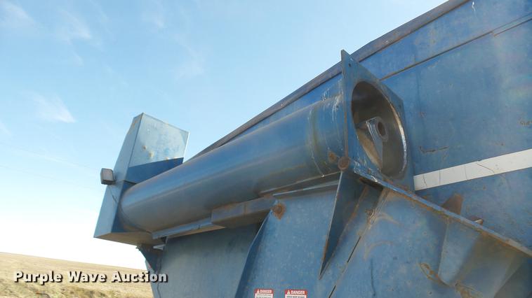 image for item DC1929 Kinze 1040 AW row crop grain cart