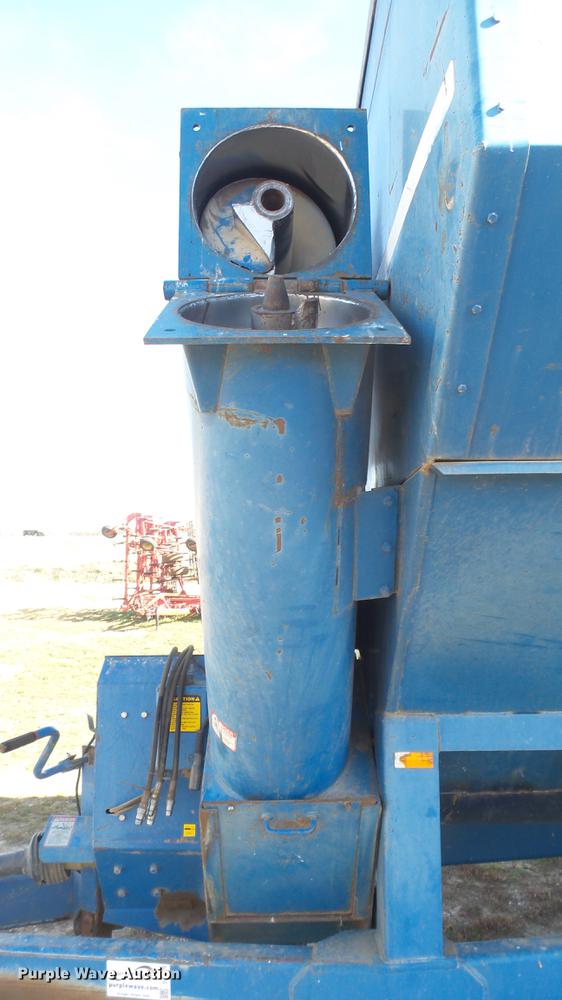 image for item DC1929 Kinze 1040 AW row crop grain cart