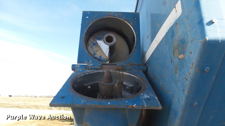 image for item DC1929 Kinze 1040 AW row crop grain cart