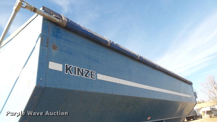 image for item DC1929 Kinze 1040 AW row crop grain cart