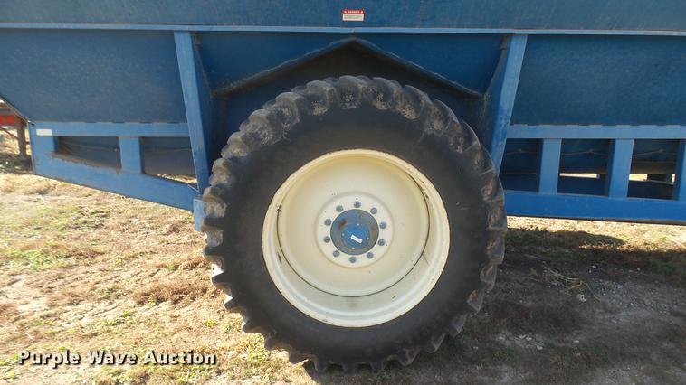 image for item DC1929 Kinze 1040 AW row crop grain cart