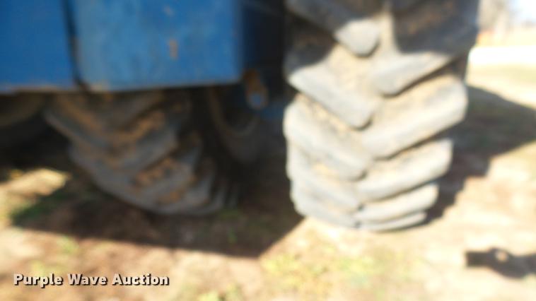 image for item DC1929 Kinze 1040 AW row crop grain cart