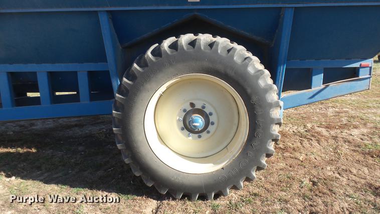 image for item DC1929 Kinze 1040 AW row crop grain cart