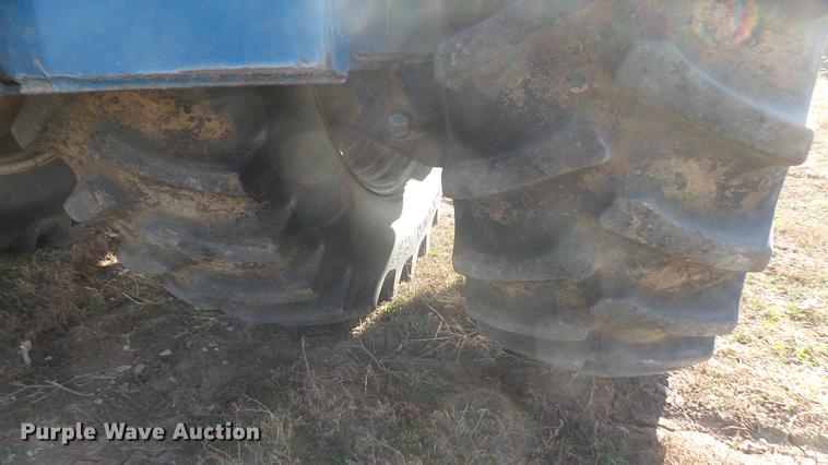 image for item DC1929 Kinze 1040 AW row crop grain cart