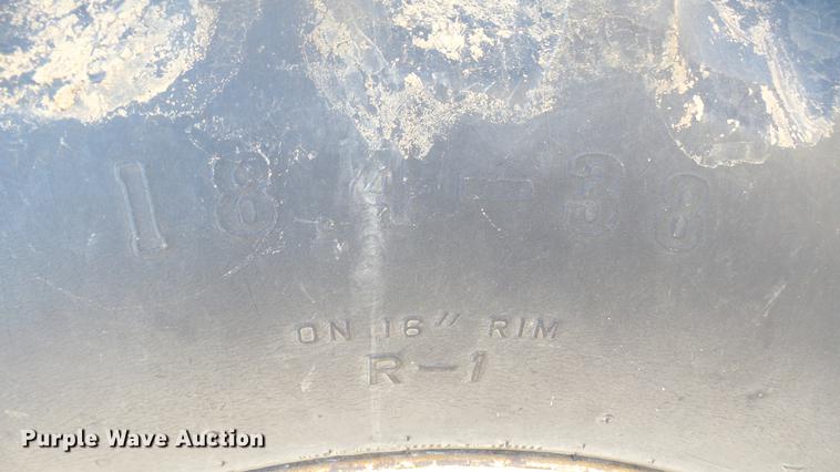 image for item DC1929 Kinze 1040 AW row crop grain cart