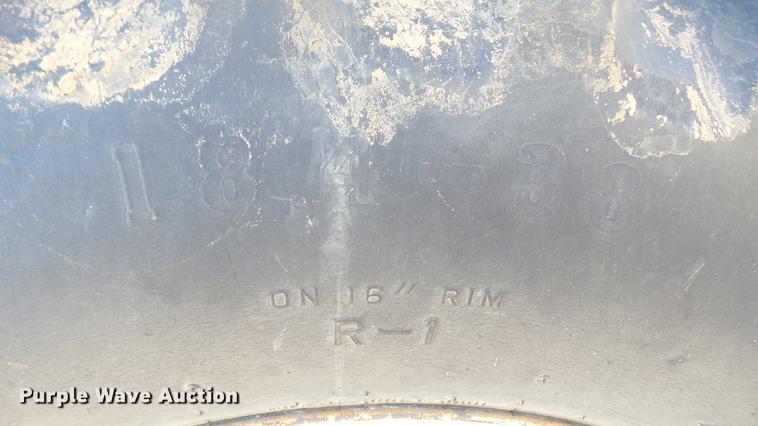 image for item DC1929 Kinze 1040 AW row crop grain cart