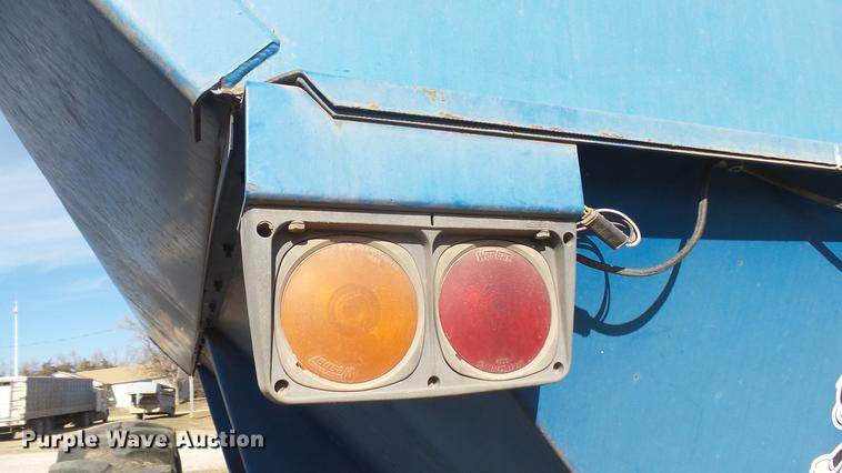 image for item DC1929 Kinze 1040 AW row crop grain cart