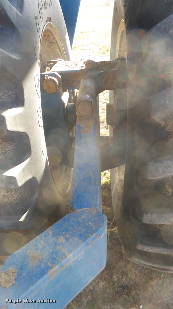 image for item DC1929 Kinze 1040 AW row crop grain cart