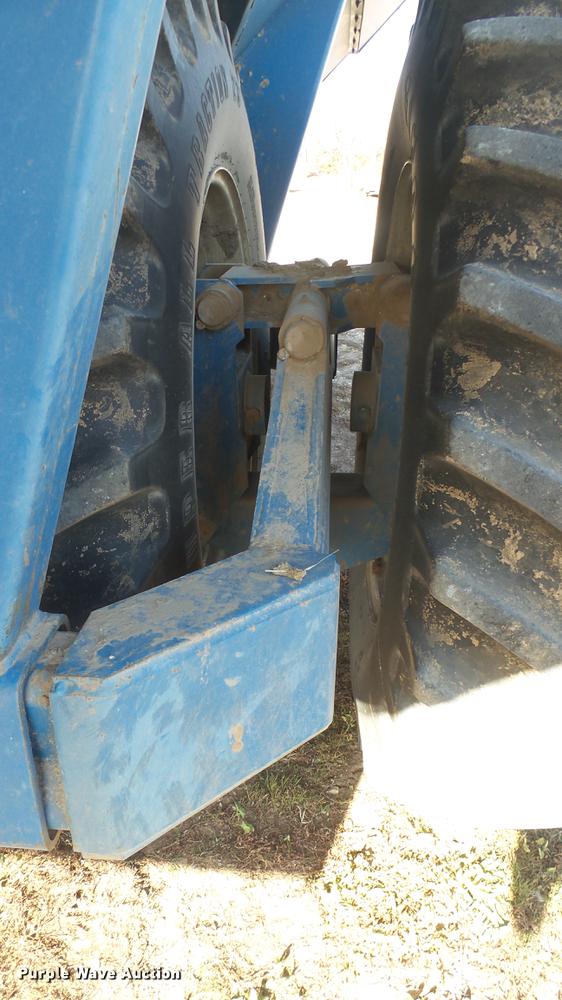 image for item DC1929 Kinze 1040 AW row crop grain cart