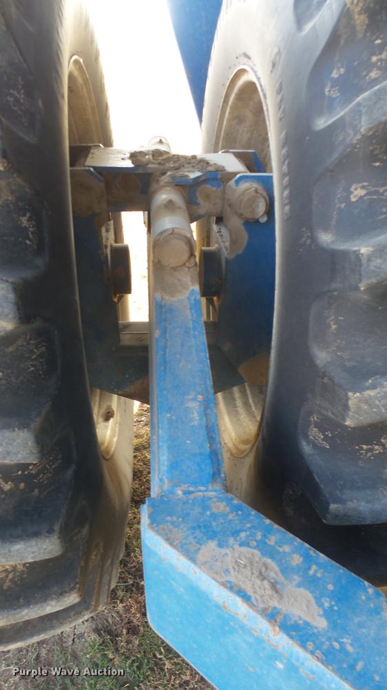 image for item DC1929 Kinze 1040 AW row crop grain cart