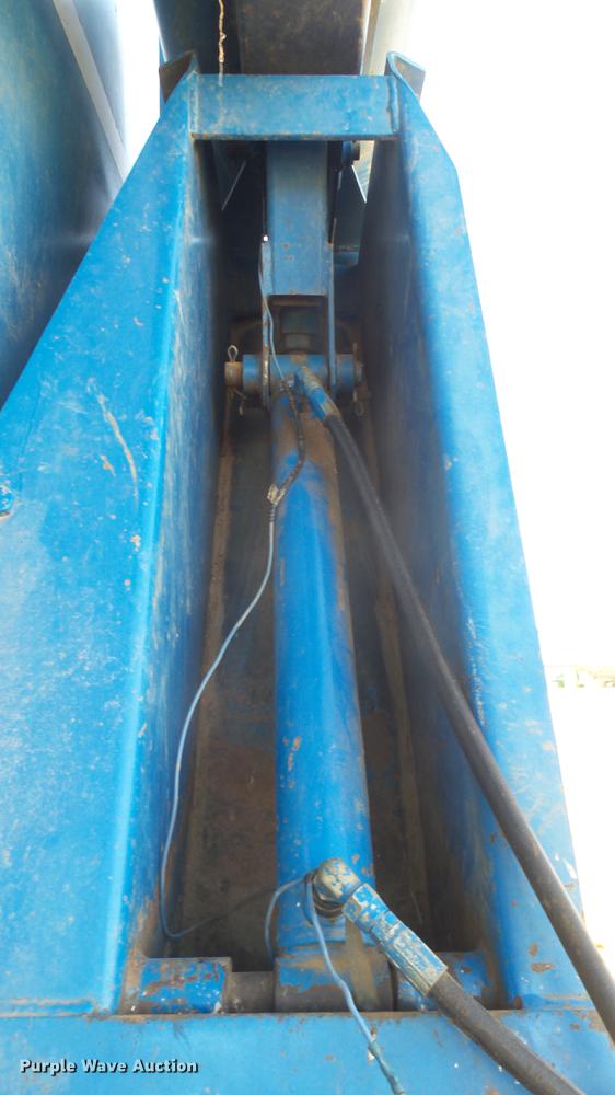 image for item DC1929 Kinze 1040 AW row crop grain cart