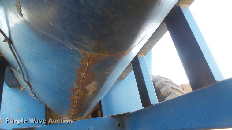 image for item DC1929 Kinze 1040 AW row crop grain cart