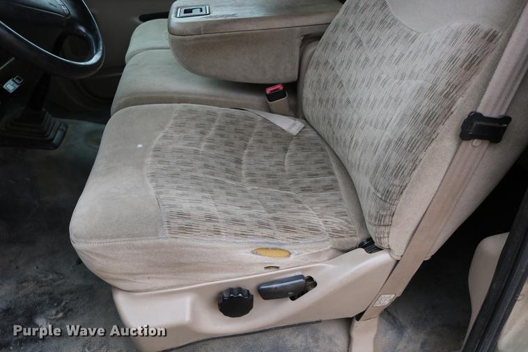 image for item DC3600 2000 Ford F350 Super Duty flatbed Crew Cab pickup truck