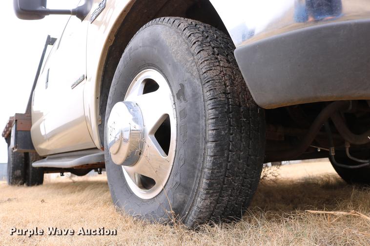 image for item DC3600 2000 Ford F350 Super Duty flatbed Crew Cab pickup truck