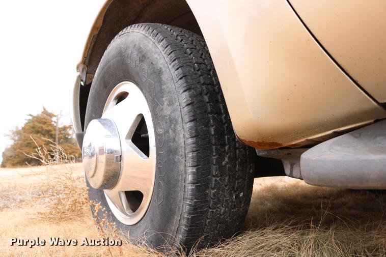 image for item DC3600 2000 Ford F350 Super Duty flatbed Crew Cab pickup truck